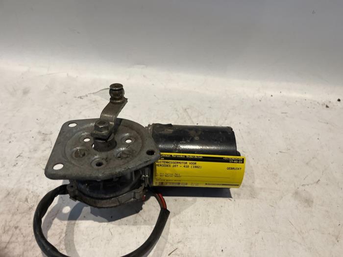 Front wiper motor from a Mercedes-Benz L-Serie 3t (602) 307D 1982