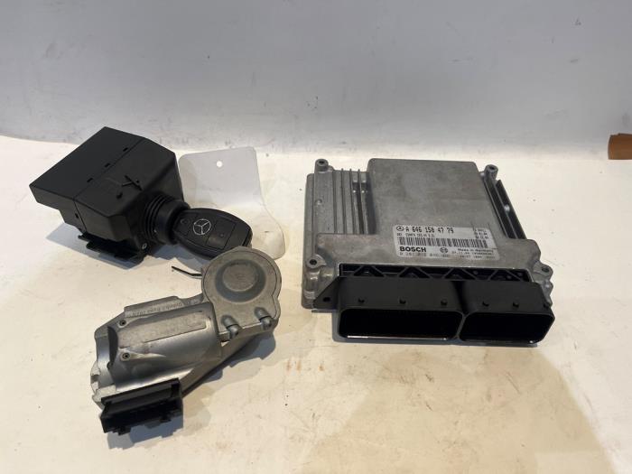 Used Ignition lock + computer Mercedes C Combi (S203) 2.2 C-220 CDI 16V Price € 250,00 Margin scheme offered by Tijdeman Mercedes Onderdelen