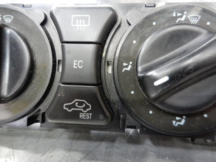 Panel de control de aire acondicionado de un Mercedes-Benz CLK (R208) 4.3 430 V8 24V 2000
