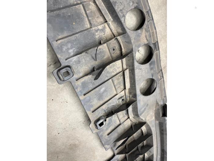 Pare-chocs plaque inférieure d'un Mercedes-Benz B (W245,242) 1.7 B-170 16V 2006
