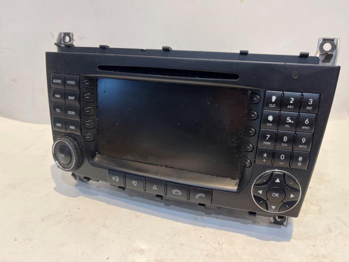 Navigation system from a Mercedes-Benz C Combi (S203) 2.2 C-220 CDI 16V 2005