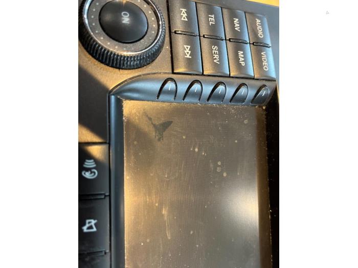 Navigation system from a Mercedes-Benz C Combi (S203) 2.2 C-220 CDI 16V 2005