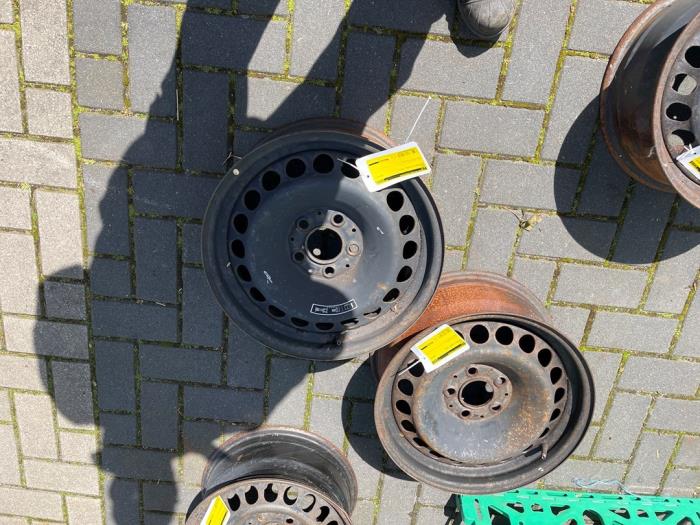 Używane Obrecz Mercedes E Combi (S210) 2.8 E-280 V6 18V 4-Matic Cena € 50,00 Procedura marży oferowane przez Tijdeman Mercedes Onderdelen