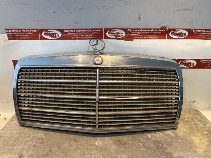 Używane Grill Mercedes S (W126) 280 SE,SEL Cena € 135,00 Procedura marży oferowane przez Tijdeman Mercedes Onderdelen