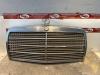 Grille from a Mercedes S (W126), 1979 / 1991 280 SE,SEL, Saloon, 4-dr, Petrol, 2.746cc, 136kW (185pk), RWD, M110987; M110989, 1979-10 / 1985-07, 126.022; 126.023 1984