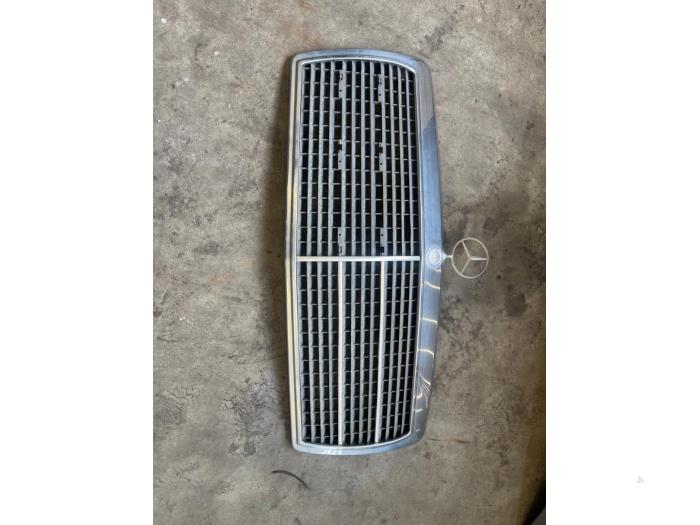 Używane Grill Mercedes 190 D (W201) 2.5 TD Cena € 90,00 Procedura marży oferowane przez Tijdeman Mercedes Onderdelen