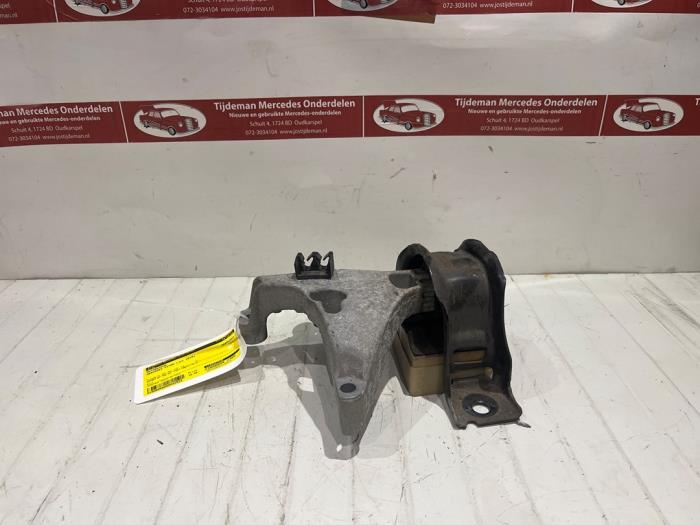 Used Engine mount Mercedes Citan (415.6) 1.5 109 CDI Price € 36,30 Inclusive VAT offered by Tijdeman Mercedes Onderdelen