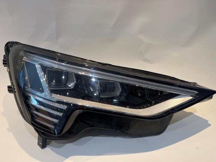 Używane Reflektor prawy Audi e-tron (GEN) 50 quattro Cena € 750,00 Procedura marży oferowane przez Tijdeman Mercedes Onderdelen
