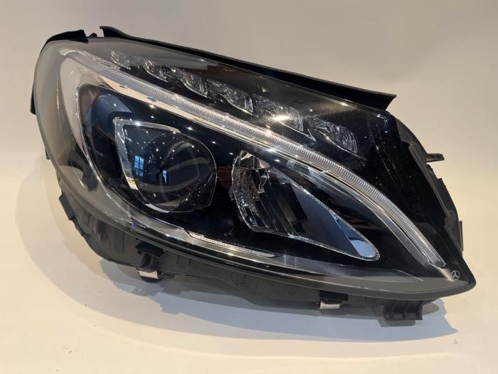 Używane Reflektor prawy Mercedes C (W205) C-180 1.6 16V Cena € 700,00 Procedura marży oferowane przez Tijdeman Mercedes Onderdelen