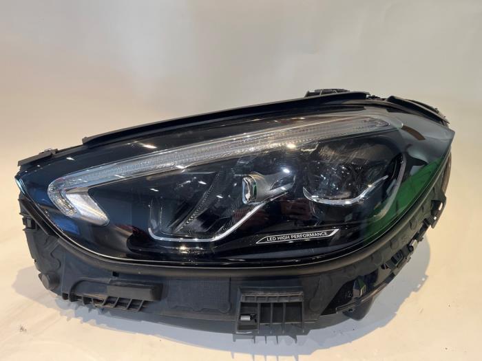 Używane Reflektor lewy Mercedes C (W206) C-180 1.5 EQ Boost Cena na żądanie oferowane przez Tijdeman Mercedes Onderdelen