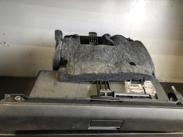 Begagnade Handskfack Mercedes B (W245) 2.0 B-200 CDI 16V Pris € 34,99 Marginaltabell erbjuds av Tijdeman Mercedes Onderdelen