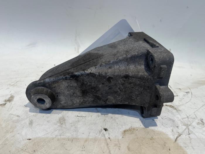 Used Engine mount Mercedes C Estate (S204) 1.8 C-180 CGI 16V Price € 30,00 Margin scheme offered by Tijdeman Mercedes Onderdelen