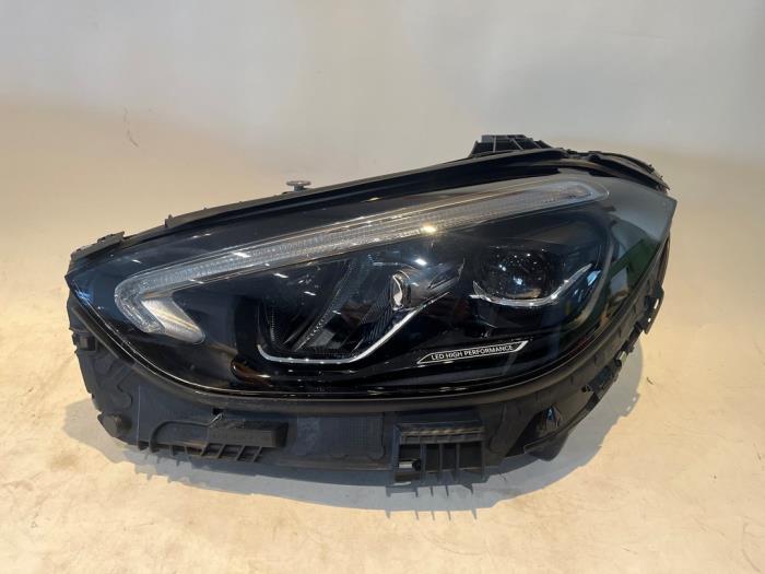 Używane Reflektor lewy Mercedes C (W206) C-200 1.5 EQ Boost 4-Matic Cena € 900,00 Procedura marży oferowane przez Tijdeman Mercedes Onderdelen