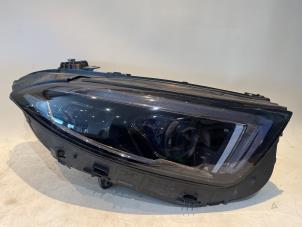 Używane Reflektor prawy Mercedes CLS AMG (C257) 3.0 53 AMG 24V EQ Boost 4-Matic+ Cena € 750,00 Procedura marży oferowane przez Tijdeman Mercedes Onderdelen