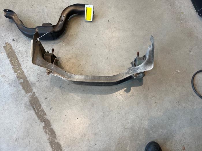 Engine mount from a Mercedes-Benz L serie 4t (309/611) 410D 1991