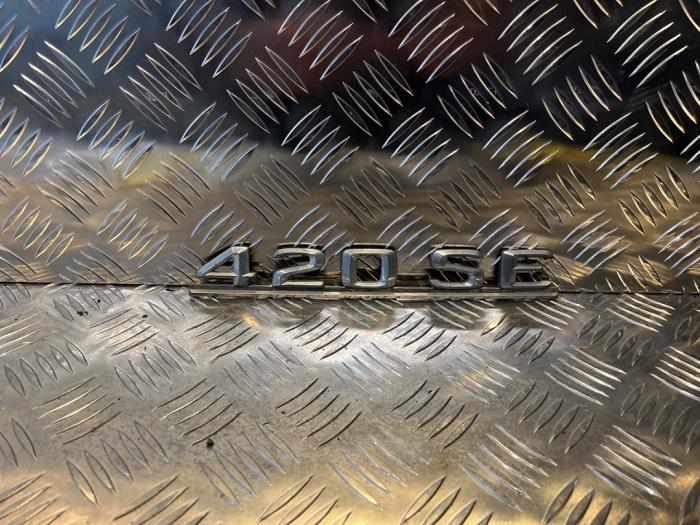 Używane Emblemat Mercedes S (W126) 420 SE,SEL Cena € 35,00 Procedura marży oferowane przez Tijdeman Mercedes Onderdelen