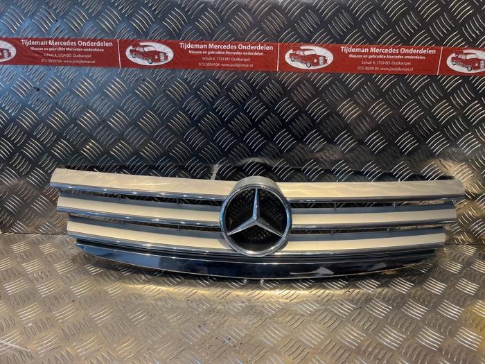 Begagnade Grill Mercedes A (W169) 2.0 A-160 CDI 16V 3-Drs. Pris € 65,00 Marginaltabell erbjuds av Tijdeman Mercedes Onderdelen