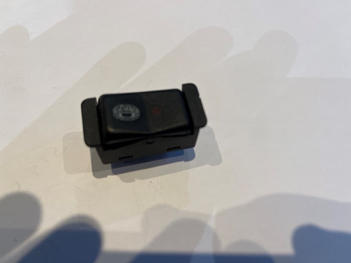Usados Interruptor ASR (div) Mercedes S (W126) 420 SE,SEL Precio € 15,00 Norma de margen ofrecido por Tijdeman Mercedes Onderdelen