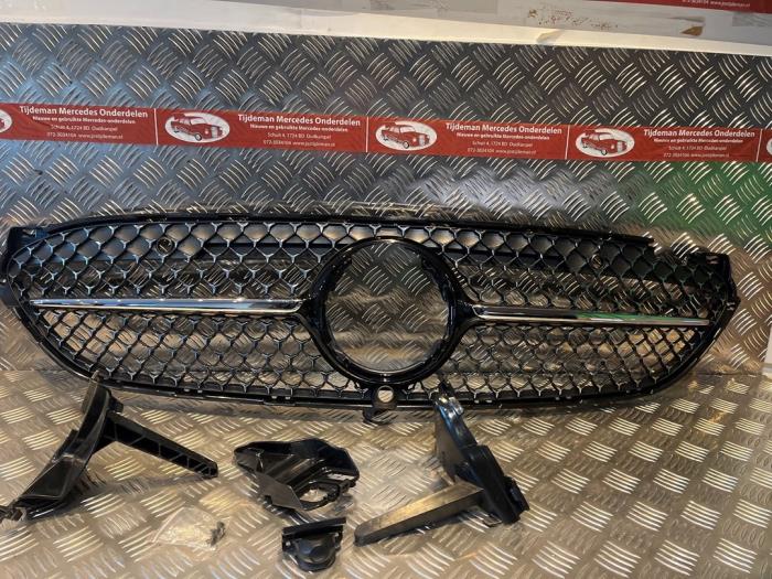 Begagnade Grill Mercedes CLE (C236) 2.0 200 16V Pris € 120,00 Marginaltabell erbjuds av Tijdeman Mercedes Onderdelen