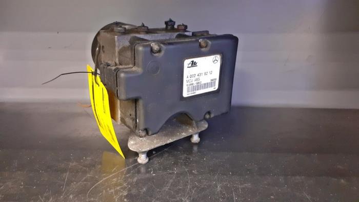 Usagé Pompe ABS Mercedes C Combi (S202) 2.2 C-220 TD 16V Prix € 79,00 Règlement à la marge proposé par Tijdeman Mercedes Onderdelen