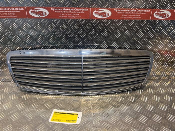 Begagnade Grill Mercedes E (W211) 2.7 E-270 CDI 20V Pris € 50,00 Marginaltabell erbjuds av Tijdeman Mercedes Onderdelen