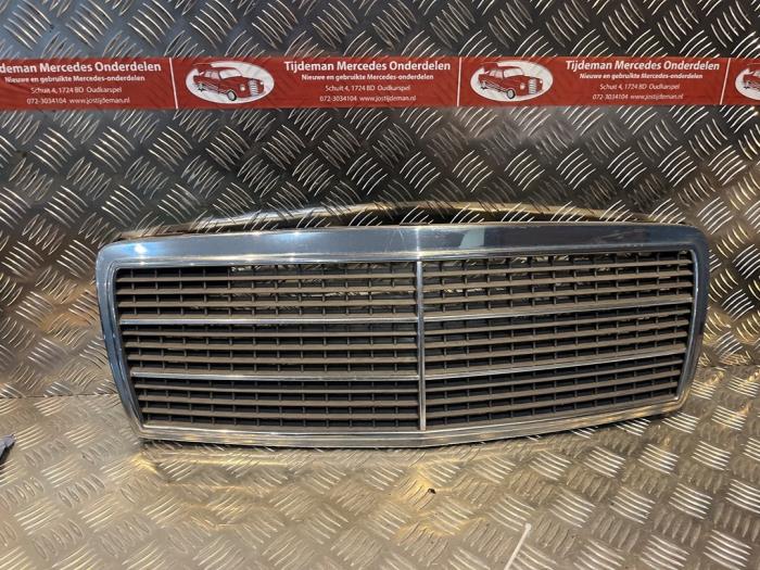 Używane Grill Mercedes C Combi (S202) 2.2 C-220 CDI 16V Cena € 65,00 Procedura marży oferowane przez Tijdeman Mercedes Onderdelen