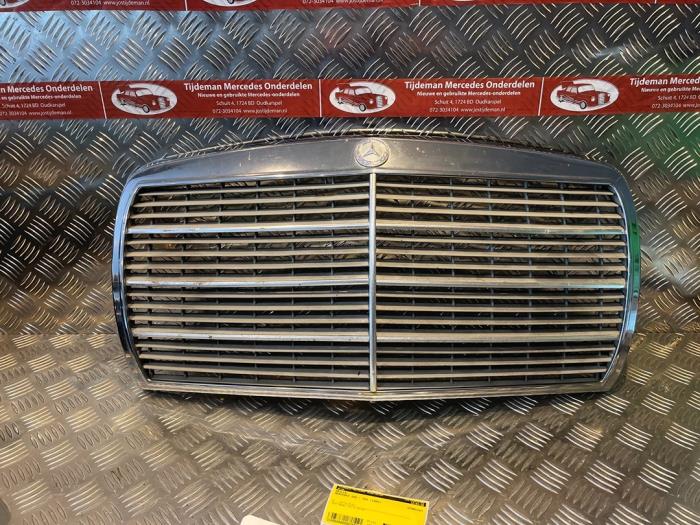Używane Grill Mercedes 200-300 (W123) 200 Cena € 145,00 Procedura marży oferowane przez Tijdeman Mercedes Onderdelen