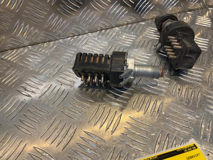 Usados Interruptor de calefacción Mercedes E Combi diesel (S124) 2.5 250 TD Precio € 25,00 Norma de margen ofrecido por Tijdeman Mercedes Onderdelen