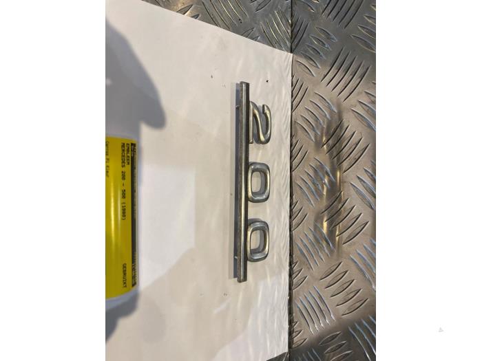 Używane Emblemat Mercedes 200-300 (W123) 200 Cena € 17,50 Procedura marży oferowane przez Tijdeman Mercedes Onderdelen