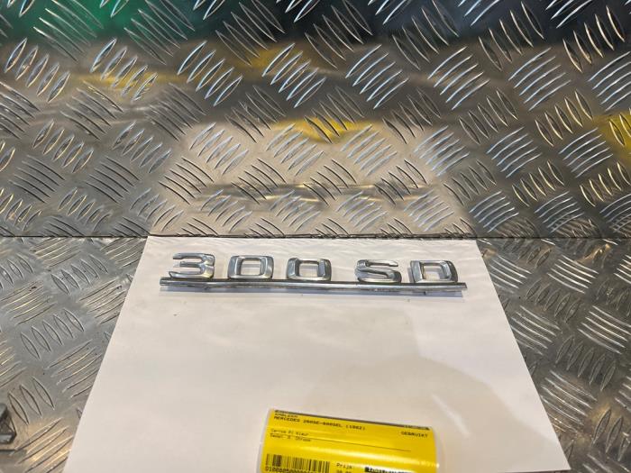 Używane Emblemat Mercedes S (W126) 300 SD Cena € 30,00 Procedura marży oferowane przez Tijdeman Mercedes Onderdelen