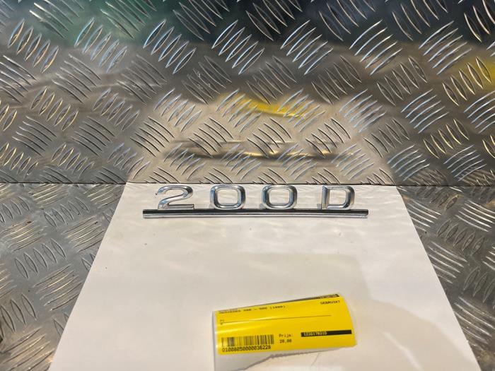 Używane Emblemat Mercedes 200-300D (W123) 200 D Cena € 20,00 Procedura marży oferowane przez Tijdeman Mercedes Onderdelen