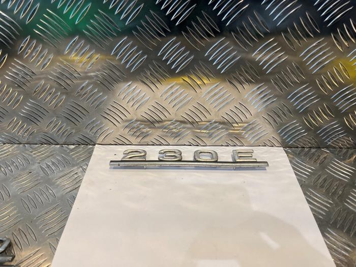 Używane Emblemat Mercedes 200-300 (W123) 230 E Cena € 25,00 Procedura marży oferowane przez Tijdeman Mercedes Onderdelen