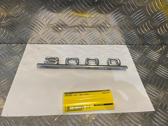 Używane Emblemat Mercedes 200-300D (W123) 300 D Cena € 20,00 Procedura marży oferowane przez Tijdeman Mercedes Onderdelen