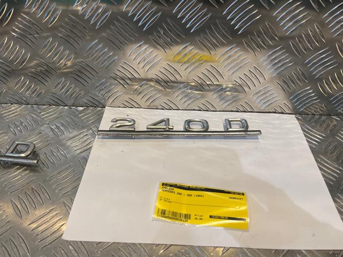 Używane Emblemat Mercedes 200-300D (W123) 240 D Cena € 30,00 Procedura marży oferowane przez Tijdeman Mercedes Onderdelen