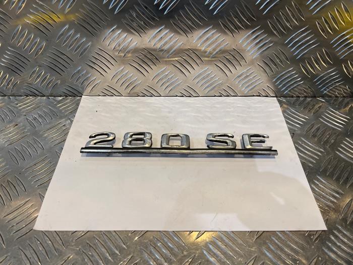 Używane Emblemat Mercedes S (W126) 280 SE,SEL Cena € 25,00 Procedura marży oferowane przez Tijdeman Mercedes Onderdelen