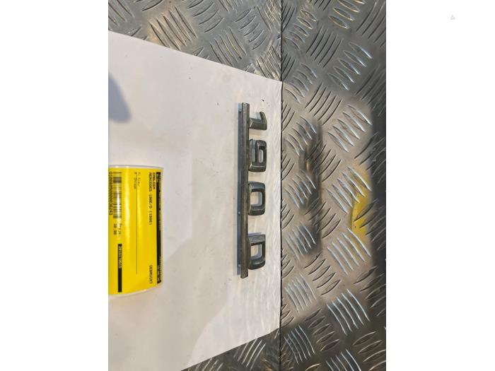 Używane Emblemat Mercedes 190 D (W201) 2.0 D Cena € 30,00 Procedura marży oferowane przez Tijdeman Mercedes Onderdelen