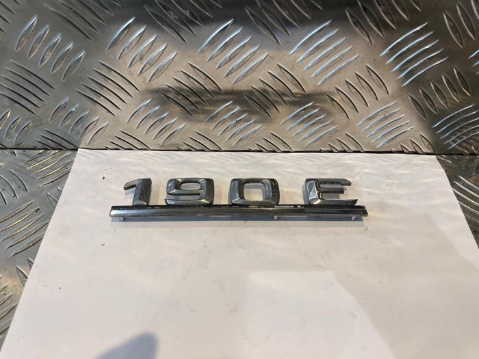 Używane Emblemat Mercedes 190 (W201) 2.0 E Cena € 20,00 Procedura marży oferowane przez Tijdeman Mercedes Onderdelen