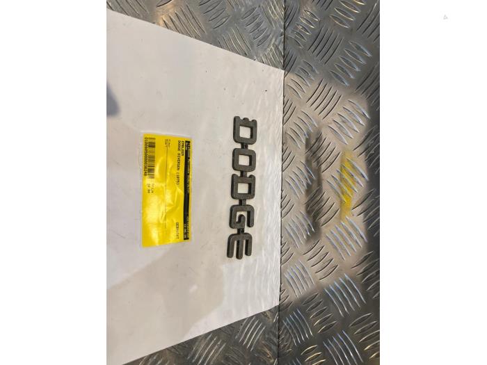 Używane Emblemat Dodge Rózne Cena € 20,00 Procedura marży oferowane przez Tijdeman Mercedes Onderdelen