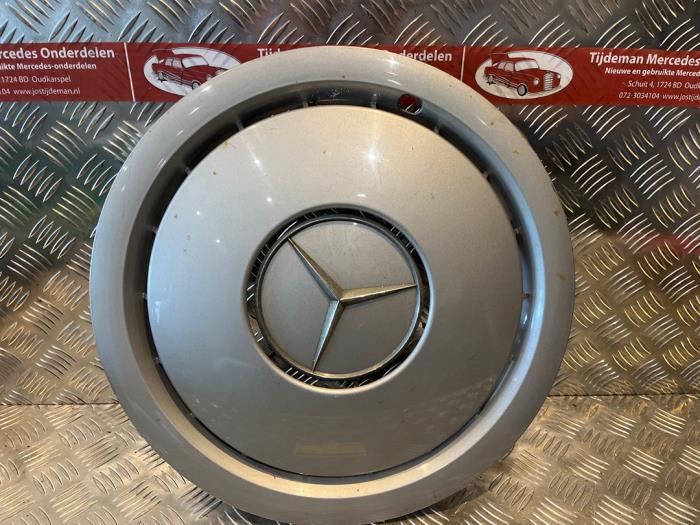 Używane Kolpak Mercedes 190 (W201) 2.0 E Cena € 25,00 Procedura marży oferowane przez Tijdeman Mercedes Onderdelen