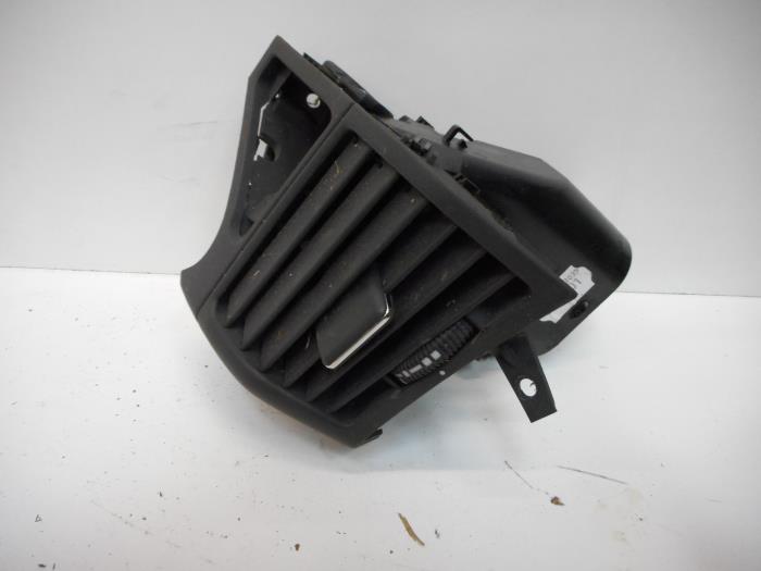 Dashboard vent from a Mercedes-Benz S (W220) 5.0 S-500 V8 24V 2001