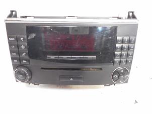 Gebrauchte Radio CD Spieler Mercedes A (W169) 2.0 A-180 CDI 16V Preis € 125,00 Margenregelung angeboten von Tijdeman Mercedes Onderdelen