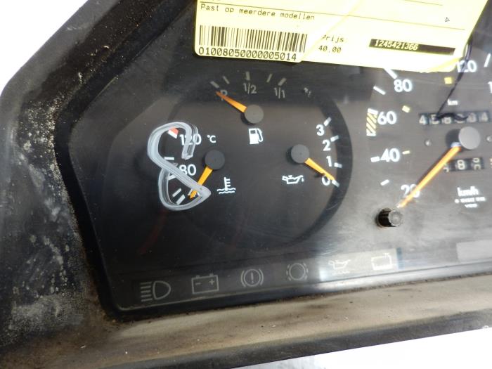 Cuentakilómetros de un Mercedes-Benz E Combi diesel (S124) 2.5 E-250D 20V 1994