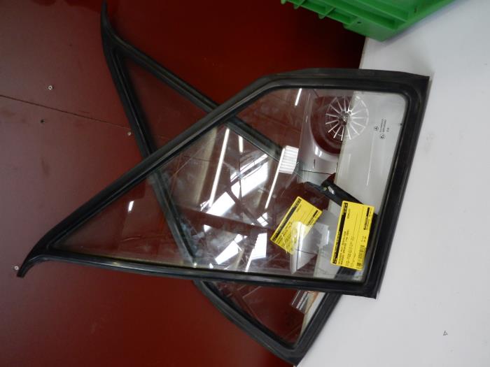 Usados Ventanilla triangular derecha delante Mercedes Sprinter 3t (903) 308 CDI 16V Precio € 60,49 IVA incluido ofrecido por Tijdeman Mercedes Onderdelen