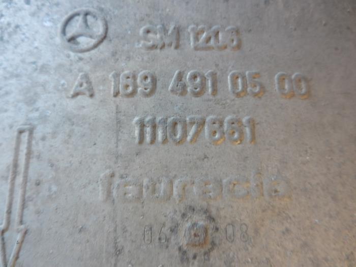 Auspuff Enddämpfer van een Mercedes-Benz B (W245,242) 2.0 B-180 CDI 16V 2010