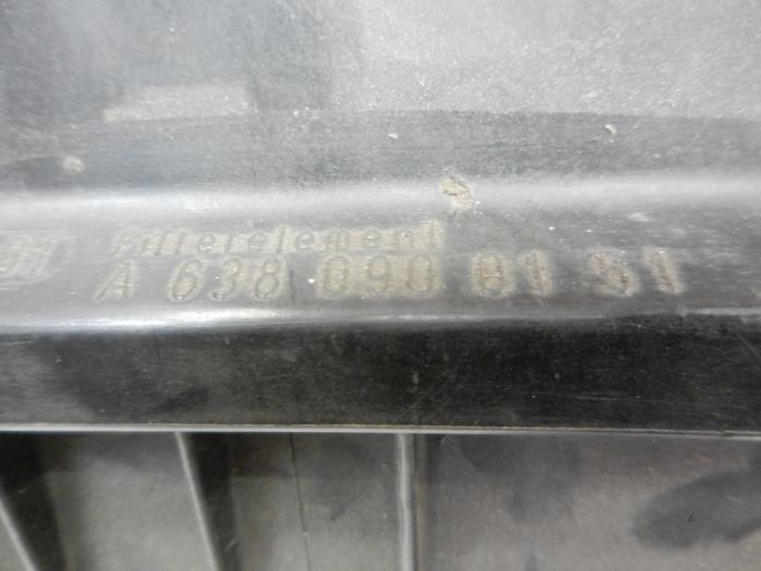 Air box from a Mercedes-Benz Vito (638.0) 2.3 110D 1998