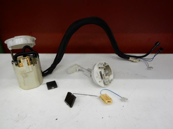 Usagé Pompe à carburant Mercedes E (W211) 2.2 E-200 CDI 16V Prix € 70,00 Règlement à la marge proposé par Tijdeman Mercedes Onderdelen