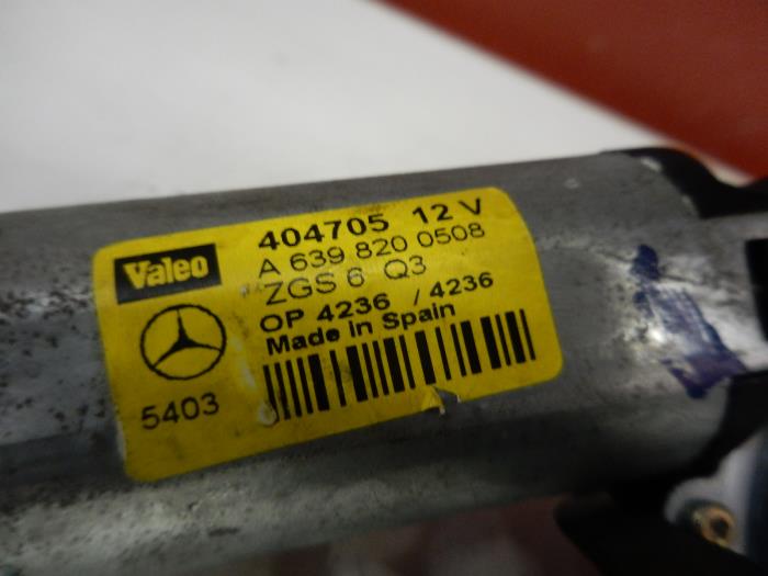 Scheibenwischermotor hinten van een Mercedes-Benz Vito (639.7) 2.2 115 CDI 16V 2004