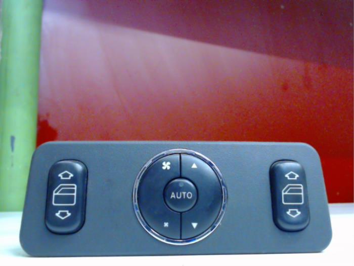 Usados Interruptor de ventanilla eléctrica Mercedes ML I (163) 270 2.7 CDI 20V Precio € 99,17 Norma de margen ofrecido por Tijdeman Mercedes Onderdelen