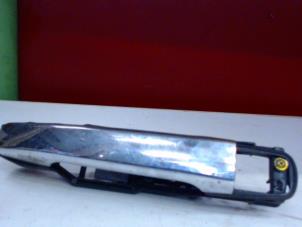 Usados Manija de puerta de 4 puertas izquierda delante Mercedes ML I (163) 270 2.7 CDI 20V Precio € 20,00 Norma de margen ofrecido por Tijdeman Mercedes Onderdelen