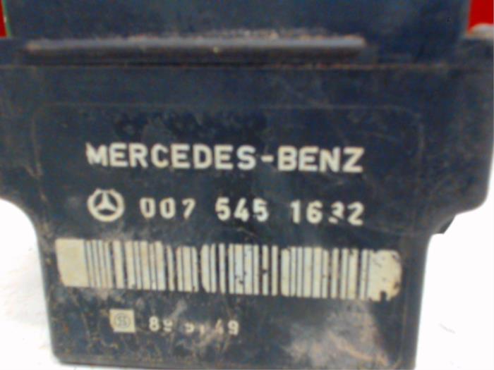 Glow plug relay from a Mercedes-Benz S (W140) 3.5 300 SD Turbo Diesel 1998